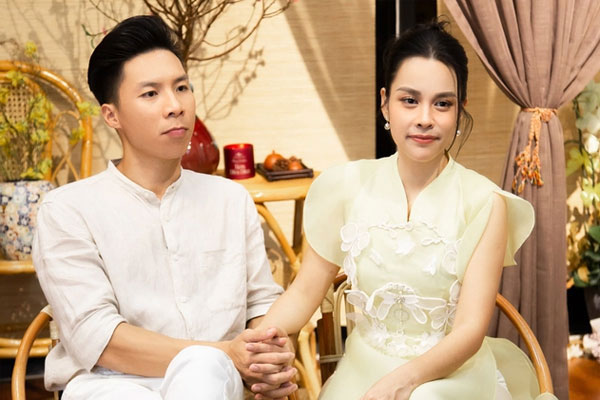 Ca sĩ mặc trang phục lạ, để lọt hình ảnh gây tranh cãi: Trách nhiệm nghệ sĩ ở đâu?-3