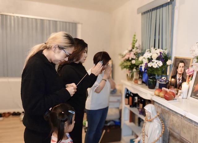 Vợ Đức Tiến òa khóc khi biết giá đất chôn chồng mình là 41 ngàn đô, tiền làm mộ 17 ngàn đô-1