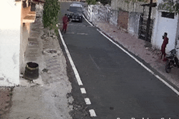 Thót tim cảnh ô tô trôi dốc đâm trúng công nhân đang dọn đường