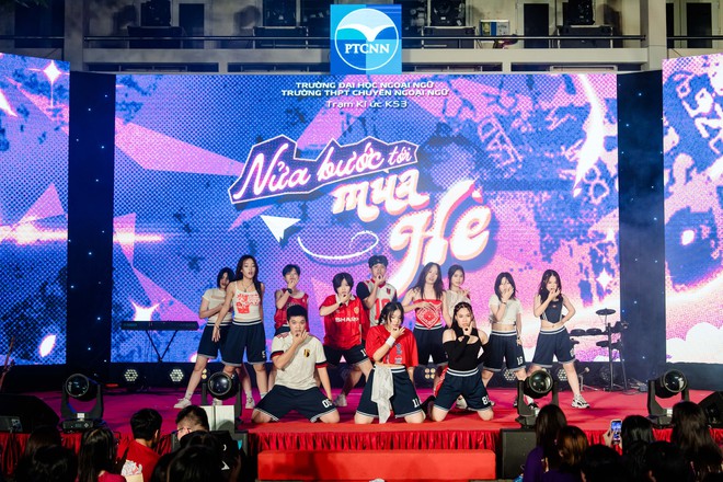 Lễ trưởng thành đầy xúc động của học sinh chuyên Ngoại ngữ: Tạm biệt thầy cô, chúng con tốt nghiệp ạ!-7