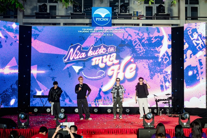 Lễ trưởng thành đầy xúc động của học sinh chuyên Ngoại ngữ: Tạm biệt thầy cô, chúng con tốt nghiệp ạ!-11