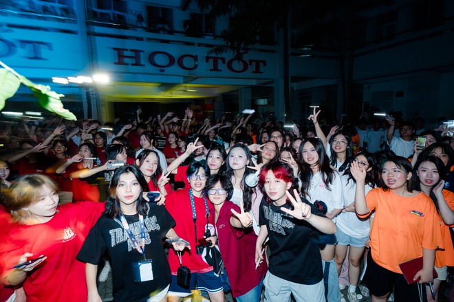 Lễ trưởng thành đầy xúc động của học sinh chuyên Ngoại ngữ: Tạm biệt thầy cô, chúng con tốt nghiệp ạ!-12