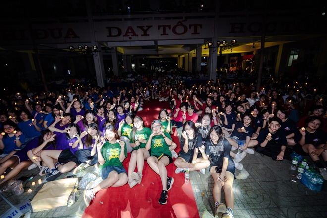 Lễ trưởng thành đầy xúc động của học sinh chuyên Ngoại ngữ: Tạm biệt thầy cô, chúng con tốt nghiệp ạ!-13