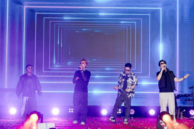 Lễ trưởng thành đầy xúc động của học sinh chuyên Ngoại ngữ: Tạm biệt thầy cô, chúng con tốt nghiệp ạ!-10