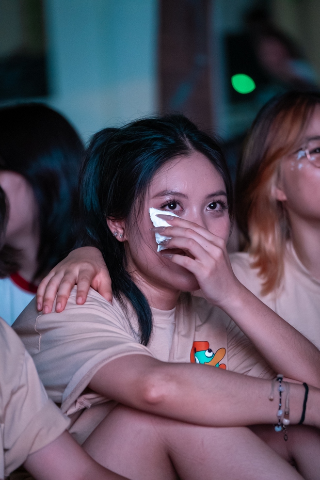 Lễ trưởng thành đầy xúc động của học sinh chuyên Ngoại ngữ: Tạm biệt thầy cô, chúng con tốt nghiệp ạ!-24