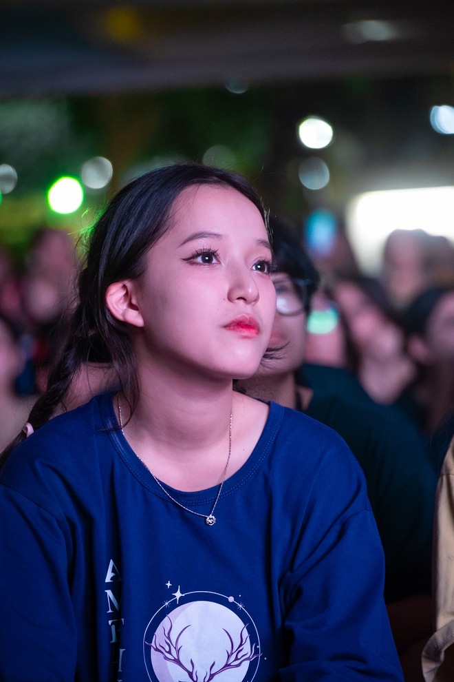 Lễ trưởng thành đầy xúc động của học sinh chuyên Ngoại ngữ: Tạm biệt thầy cô, chúng con tốt nghiệp ạ!-25