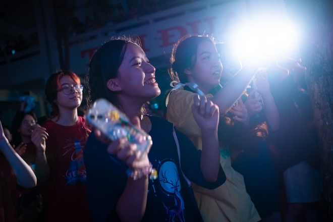 Lễ trưởng thành đầy xúc động của học sinh chuyên Ngoại ngữ: Tạm biệt thầy cô, chúng con tốt nghiệp ạ!-23