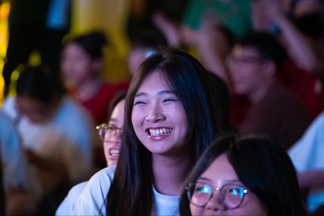 Lễ trưởng thành đầy xúc động của học sinh chuyên Ngoại ngữ: Tạm biệt thầy cô, chúng con tốt nghiệp ạ!-21