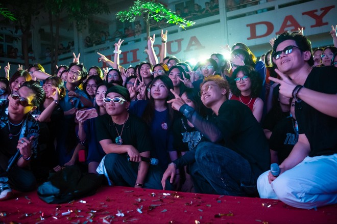 Lễ trưởng thành đầy xúc động của học sinh chuyên Ngoại ngữ: Tạm biệt thầy cô, chúng con tốt nghiệp ạ!-9