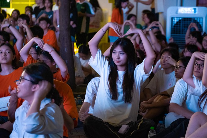 Lễ trưởng thành đầy xúc động của học sinh chuyên Ngoại ngữ: Tạm biệt thầy cô, chúng con tốt nghiệp ạ!-17