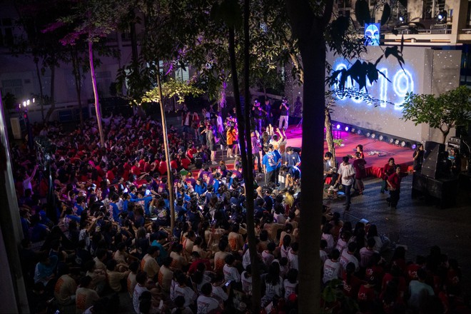 Lễ trưởng thành đầy xúc động của học sinh chuyên Ngoại ngữ: Tạm biệt thầy cô, chúng con tốt nghiệp ạ!-1