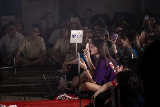 Lễ trưởng thành đầy xúc động của học sinh chuyên Ngoại ngữ: Tạm biệt thầy cô, chúng con tốt nghiệp ạ!-18