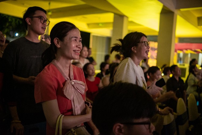 Lễ trưởng thành đầy xúc động của học sinh chuyên Ngoại ngữ: Tạm biệt thầy cô, chúng con tốt nghiệp ạ!-27