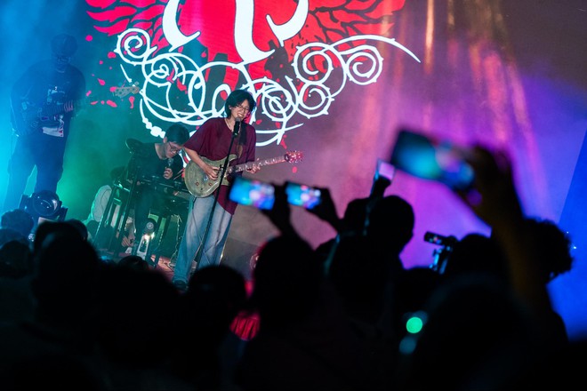 Lễ trưởng thành đầy xúc động của học sinh chuyên Ngoại ngữ: Tạm biệt thầy cô, chúng con tốt nghiệp ạ!-6