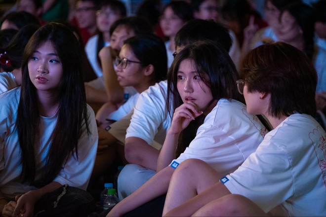 Lễ trưởng thành đầy xúc động của học sinh chuyên Ngoại ngữ: Tạm biệt thầy cô, chúng con tốt nghiệp ạ!-19