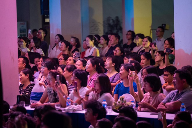 Lễ trưởng thành đầy xúc động của học sinh chuyên Ngoại ngữ: Tạm biệt thầy cô, chúng con tốt nghiệp ạ!-4