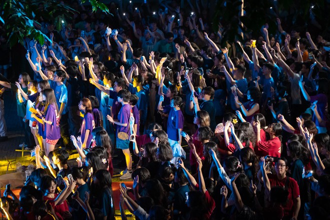 Lễ trưởng thành đầy xúc động của học sinh chuyên Ngoại ngữ: Tạm biệt thầy cô, chúng con tốt nghiệp ạ!-28