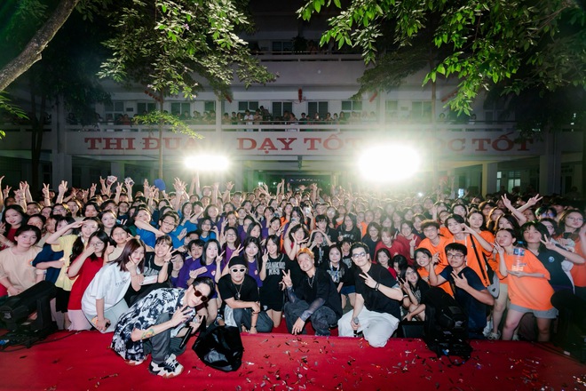 Lễ trưởng thành đầy xúc động của học sinh chuyên Ngoại ngữ: Tạm biệt thầy cô, chúng con tốt nghiệp ạ!-16