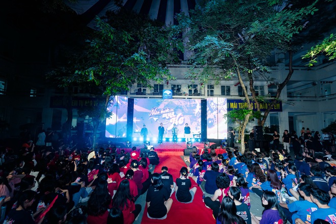 Lễ trưởng thành đầy xúc động của học sinh chuyên Ngoại ngữ: Tạm biệt thầy cô, chúng con tốt nghiệp ạ!-15