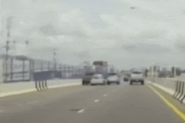 Phóng nhanh, vượt ẩu, ô tô bị hất văng khỏi cầu vượt