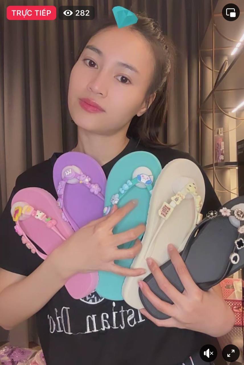 Lan Ngọc về nước bán hàng trên livestream, vẫn chưa trở lại học tại Úc-1