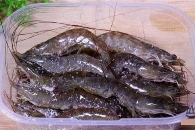 Cất tôm trong tủ lạnh nhớ cho thêm thứ gia vị này: Nhà nào cũng có, để cả tháng tôm vẫn tươi ngon như mới-1