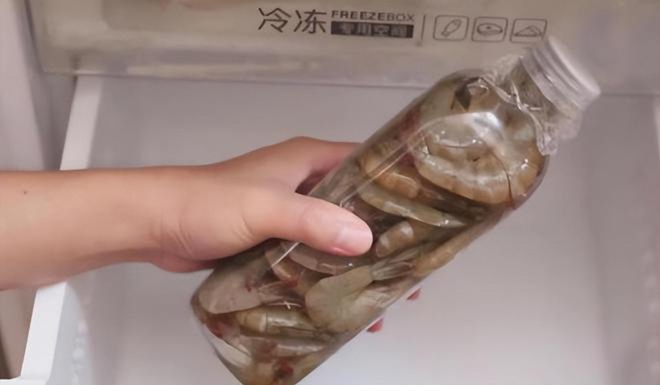 Cất tôm trong tủ lạnh nhớ cho thêm thứ gia vị này: Nhà nào cũng có, để cả tháng tôm vẫn tươi ngon như mới-4