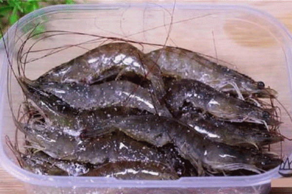 Cất tôm trong tủ lạnh nhớ cho thêm thứ gia vị này: Nhà nào cũng có, để cả tháng tôm vẫn tươi ngon như mới