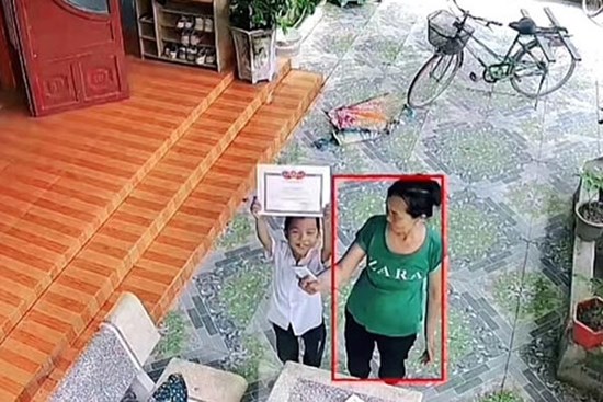 Cậu bé khoe giấy khen với người bố đơn thân qua camera khiến dân mạng tan chảy