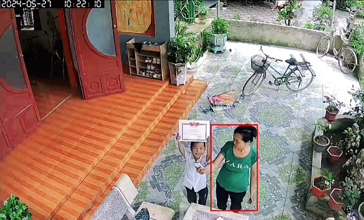 Cậu bé khoe giấy khen với người bố đơn thân qua camera khiến dân mạng tan chảy-1