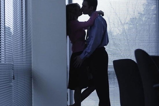 Vợ sếp đến nhà chơi, tôi mới điếng người biết chuyện vợ mình ngoại tình