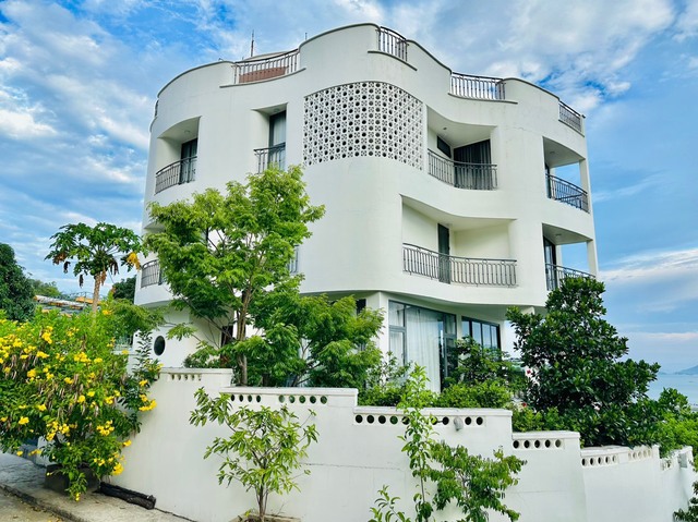 Độc lạ căn nhà có hệ tường cong lưng tựa núi, mặt hướng biển: 18 tháng hoàn thiện, chi phí 20 tỷ-1