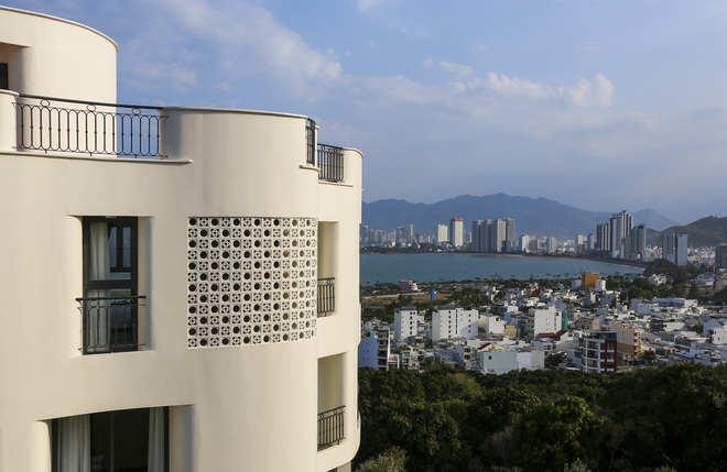 Độc lạ căn nhà có hệ tường cong lưng tựa núi, mặt hướng biển: 18 tháng hoàn thiện, chi phí 20 tỷ-3