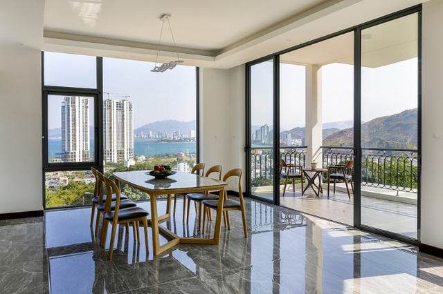 Độc lạ căn nhà có hệ tường cong lưng tựa núi, mặt hướng biển: 18 tháng hoàn thiện, chi phí 20 tỷ-4