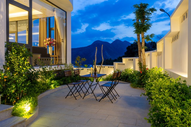 Độc lạ căn nhà có hệ tường cong lưng tựa núi, mặt hướng biển: 18 tháng hoàn thiện, chi phí 20 tỷ-5