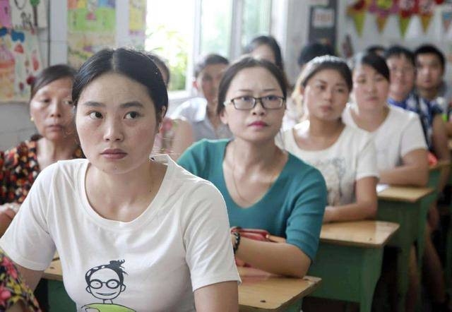 Con trai tôi xếp hạng nhất lớp dù điểm thi thấp, nhiều phụ huynh kiện cô giáo nhưng nghe lời giải thích thì xấu hổ-1