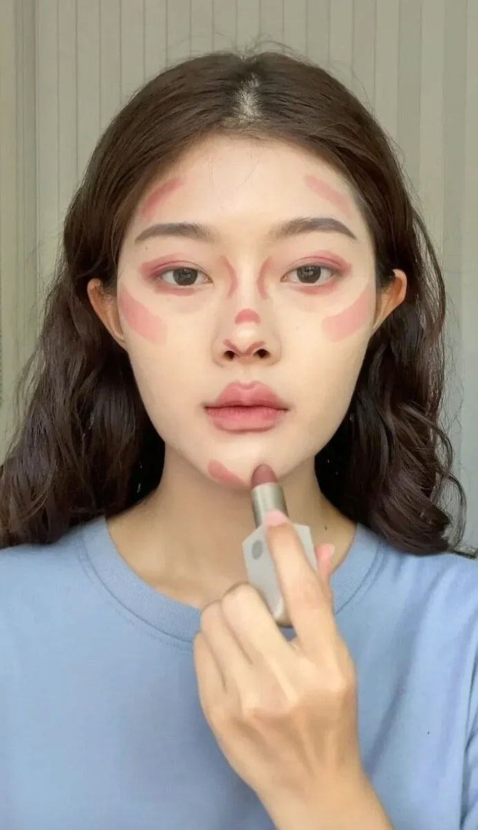 Cách dùng một thỏi son trang điểm cả gương mặt-1