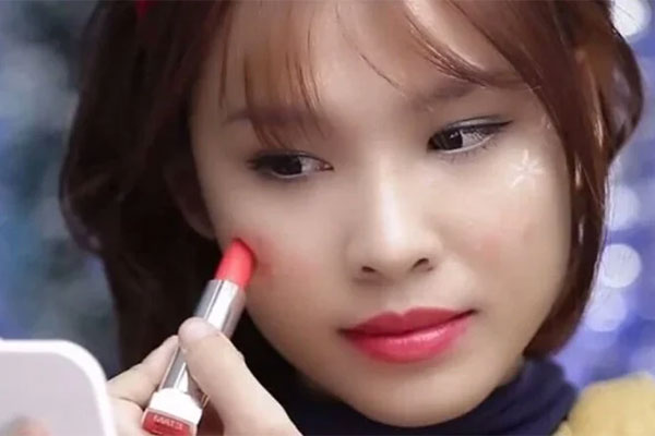 Mẹo thoa son căng mọng không cần tiêm filler-4