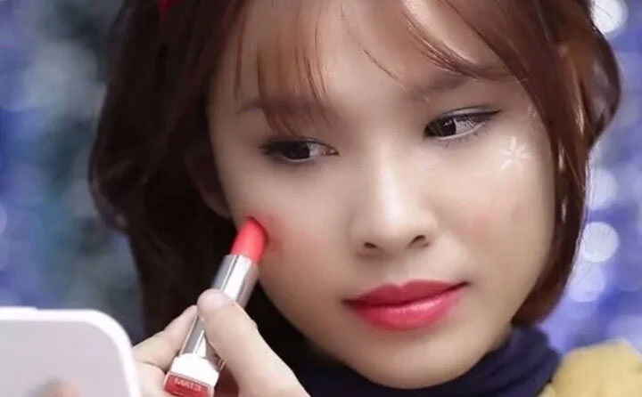 Cách dùng một thỏi son trang điểm cả gương mặt-2