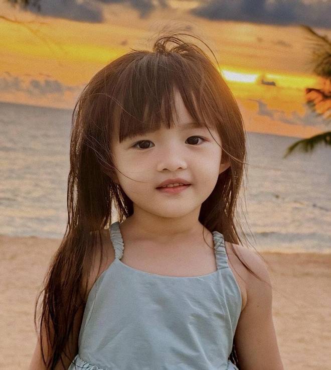Con gái Đông Nhi đúng là đã nhặt hết nét đẹp bố mẹ, chụp bộ ảnh bên bãi biển mà đẹp tựa nàng thơ nhí-1