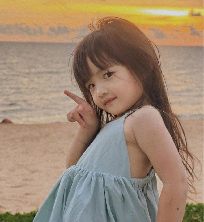 Con gái Đông Nhi đúng là đã nhặt hết nét đẹp bố mẹ, chụp bộ ảnh bên bãi biển mà đẹp tựa nàng thơ nhí-2