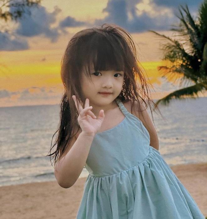 Con gái Đông Nhi đúng là đã nhặt hết nét đẹp bố mẹ, chụp bộ ảnh bên bãi biển mà đẹp tựa nàng thơ nhí-3