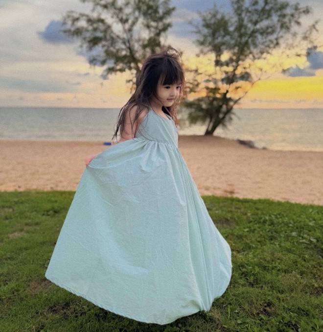 Con gái Đông Nhi đúng là đã nhặt hết nét đẹp bố mẹ, chụp bộ ảnh bên bãi biển mà đẹp tựa nàng thơ nhí-6