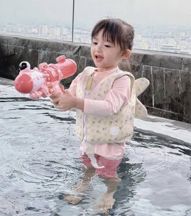 Con gái Đông Nhi đúng là đã nhặt hết nét đẹp bố mẹ, chụp bộ ảnh bên bãi biển mà đẹp tựa nàng thơ nhí-10