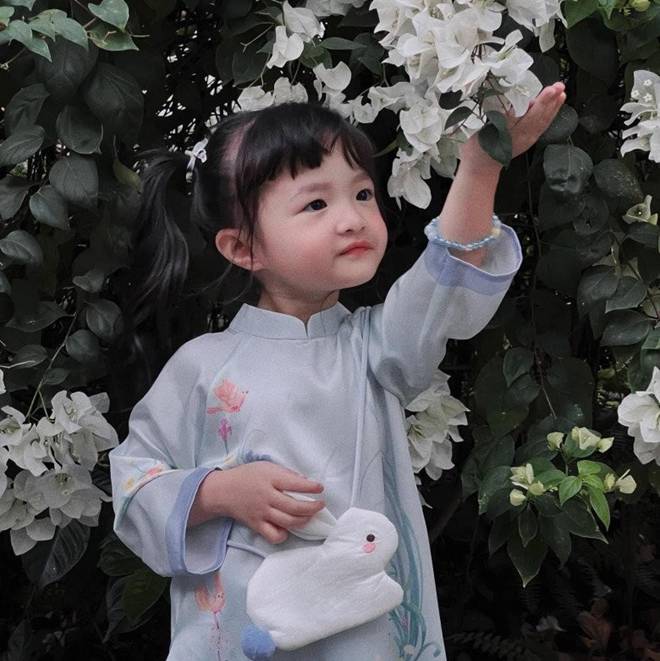 Con gái Đông Nhi đúng là đã nhặt hết nét đẹp bố mẹ, chụp bộ ảnh bên bãi biển mà đẹp tựa nàng thơ nhí-16