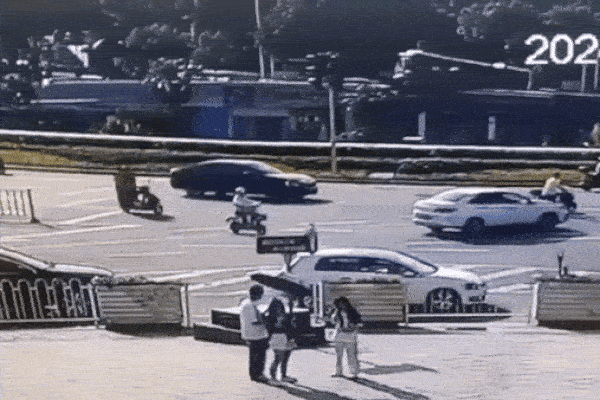 Clip: Xe buýt mất lái lao xuống sân ga khiến 9 người bị thương