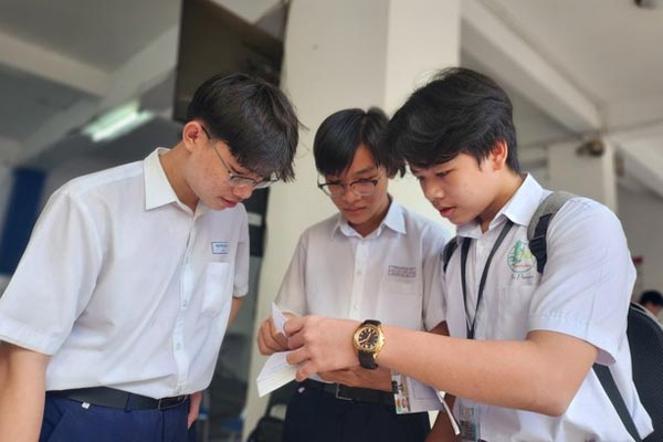 Hiệu trưởng giật micro ngăn phụ huynh nói về giá mua tủ đồ cao bất thường-2