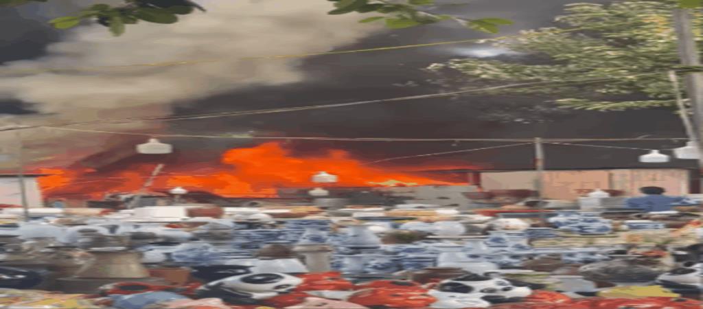 Hà Nội: Cháy ki-ốt bán hàng, cột khói bốc cao hàng chục mét khiến nhiều người dân bỏ chạy tán loạn-1