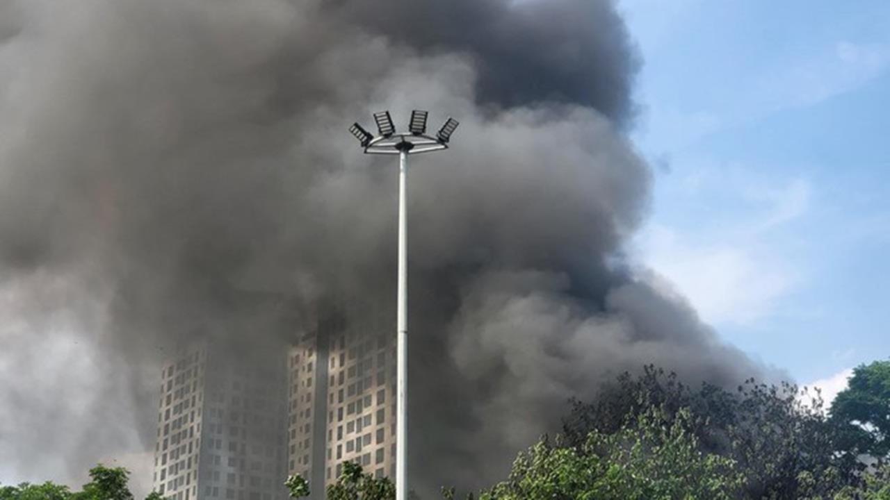 Hà Nội: Cháy ki-ốt bán hàng, cột khói bốc cao hàng chục mét khiến nhiều người dân bỏ chạy tán loạn-2