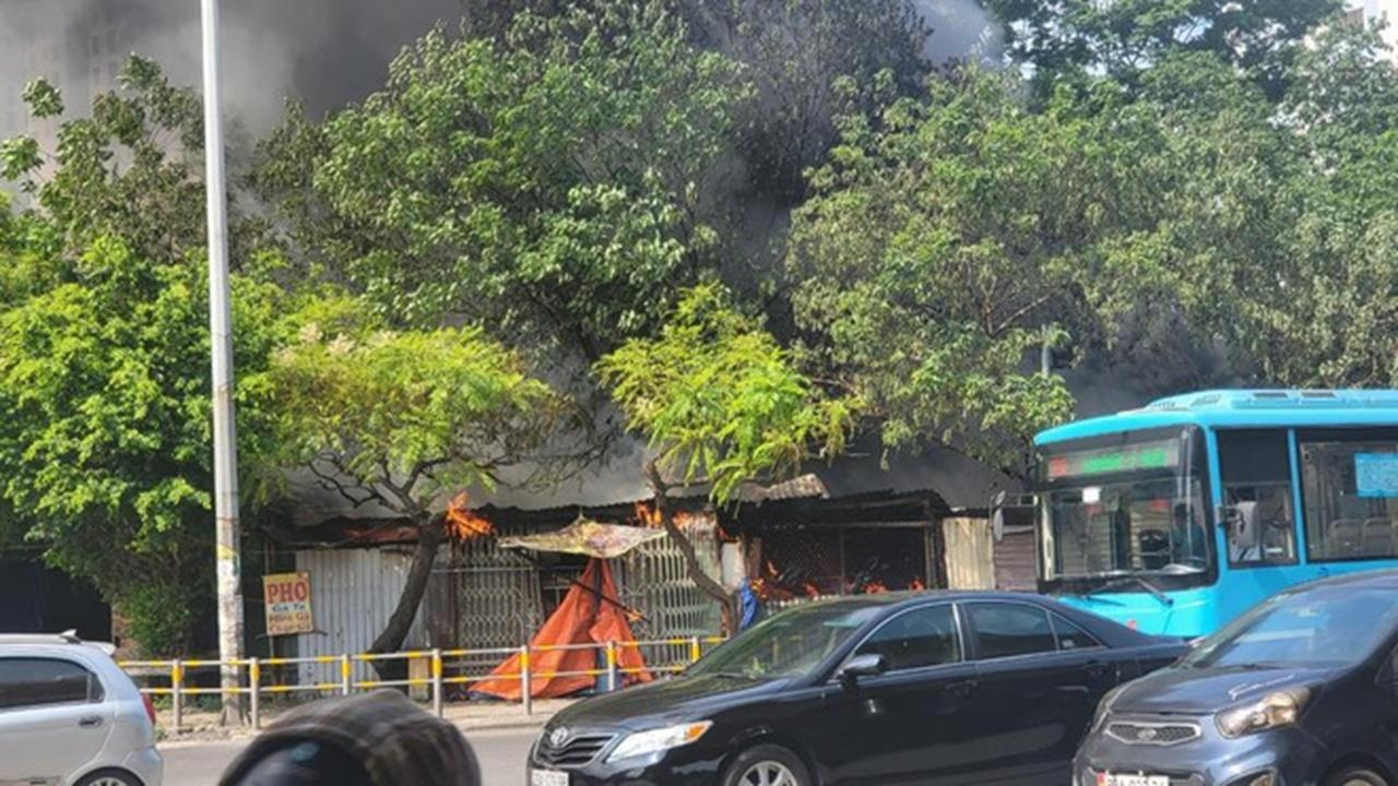 Hà Nội: Cháy ki-ốt bán hàng, cột khói bốc cao hàng chục mét khiến nhiều người dân bỏ chạy tán loạn-3